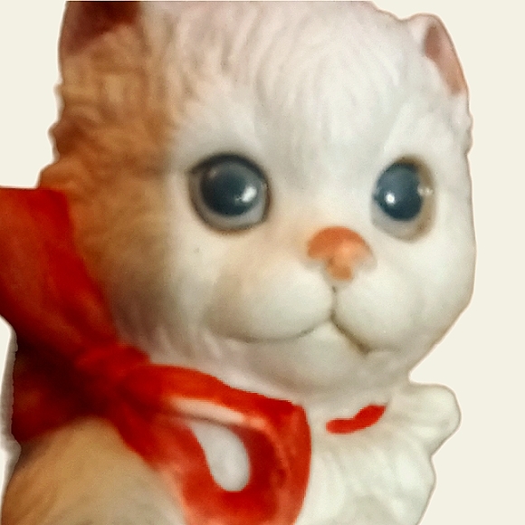 VINTAGE G G SANTIAGO CHRISTMAS COLLECTIBLE. A White Kitten in a Shoe! - Picture 5 of 12